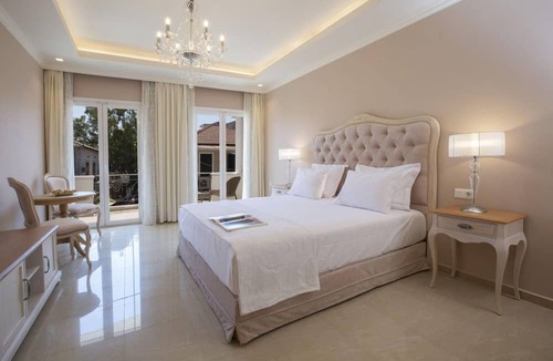 Nidri House | VK Luxury Suites - Private Parking - Adults Only