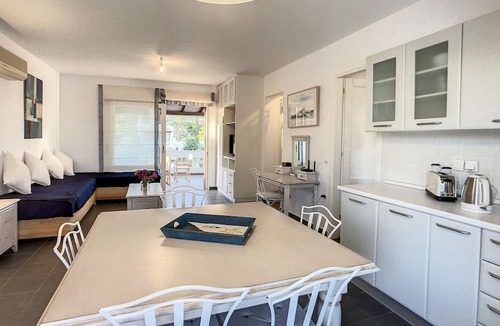 Plepi Apartment | Beachside fully equipped flat with seaview