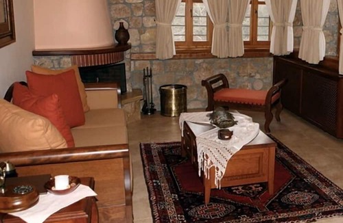 Almopia House | Roes Suites