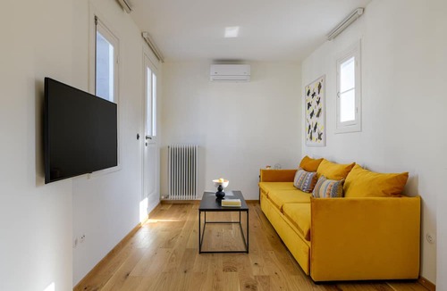 Plaka Apartment | Your 4 bdrm Dream House w/Acropolis View & Jacuzzi