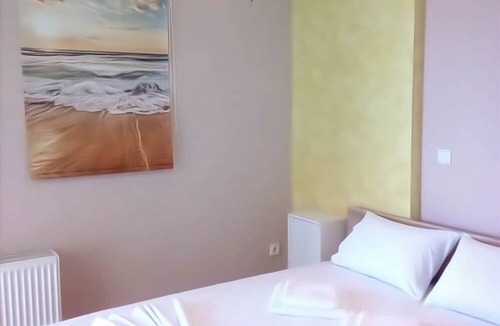 Rafina-Pikermi Apartment | Apartment in Rafina with Garden & BBQ