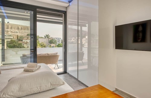 Makrigianni Apartment | Lux Deck Roof Apt at the Foothills of Acropolis w/Breathtaking view