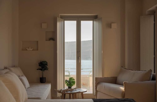 Neon Oitylo Apartment | Yerma Suites Limeni