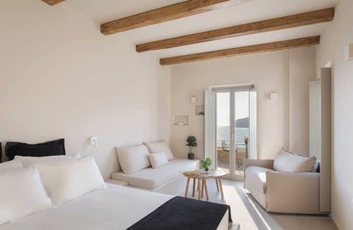 Neon Oitylo Apartment | Yerma Suites Limeni