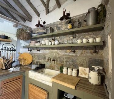 Kakorrevma House | Crafted in Stone