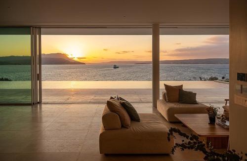 Plaka Villa | Akron House