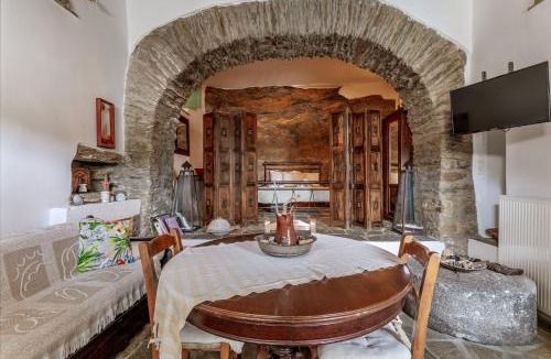 Andros Town Apartment | Traditional Olive Guesthouse
