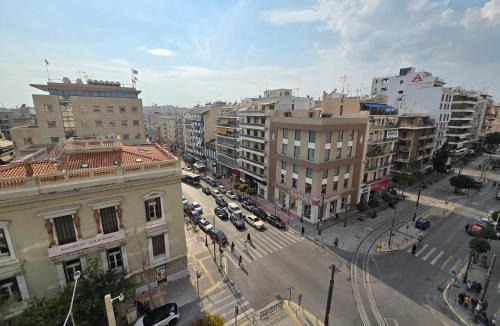 Piraeus House | GRI LAMBR - Room 2 - SHARED APARTMENT - Beautiful Views in The Center Of Piraeus
