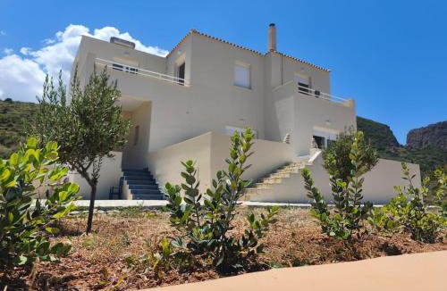 Kithira Villa | Grand Family Villa by the Sea