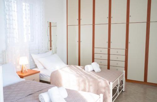 Ampelokipoi Apartment | Rooftop Penthouse with City & Mountain Views, Private Parking - Next to the Metro