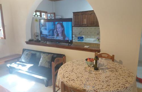 Aleimmatades Apartment | Antistoni Vacation House Scenic Nature View, Private Balcony & Yard