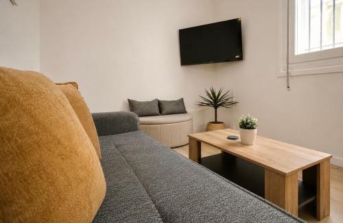 Ano Kipseli Apartment | Modern Semi-Basement Αpt - Vibrant Kypseli by ΜΡS