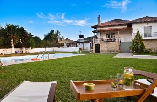 Larissos Villa | Villa John Dimeon Kato Achaia With Pool - Happy Rentals