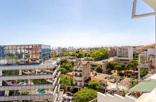 Vardaris Apartment | 8th-Floor Modern Apartment - 1 Min to Metro - Large balcony