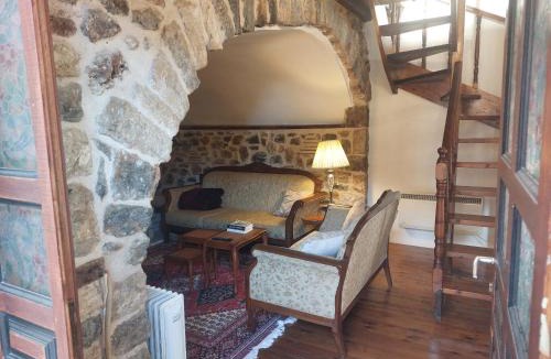 Trikolonoi Villa | Andromahi Stone House