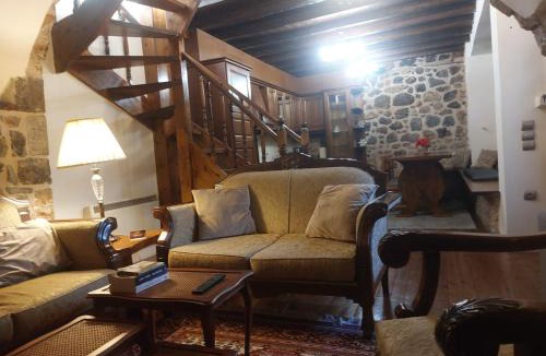 Trikolonoi Villa | Andromahi Stone House