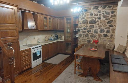 Trikolonoi Villa | Andromahi Stone House