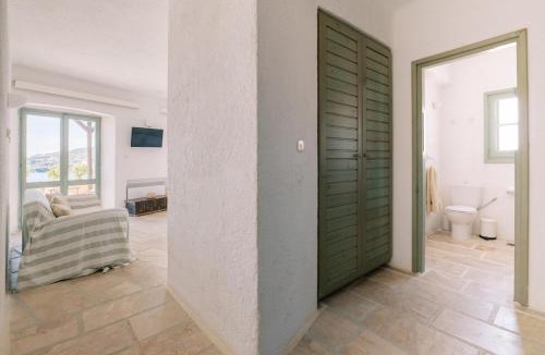 Megas Gialos Apartment | Beachfront Majestic Villa