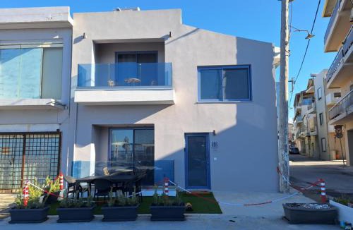 Koum Kapi Villa | Blue Balcony - Boutique Beachfront Suite with Private Parking Spot near Chania Old Harbor