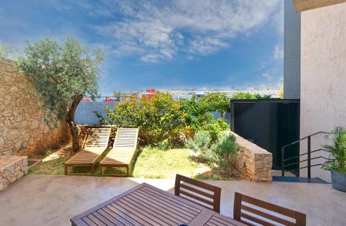 Piraeus House | Sea View Garden Suites