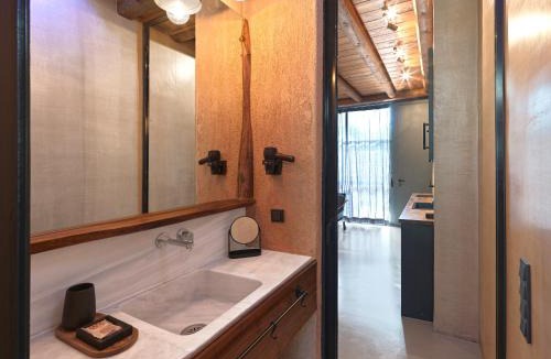 Piraeus House | Sea View Garden Suites