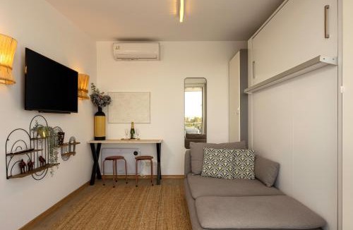 Mousio Apartment | Rooftops of Athens - Areos Studio Jacuzzi & View