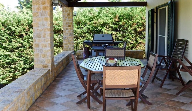 Large house with pool and garden, near Athens and the beach in Kapandriti