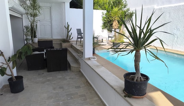 Stylish villa avec parking et piscine