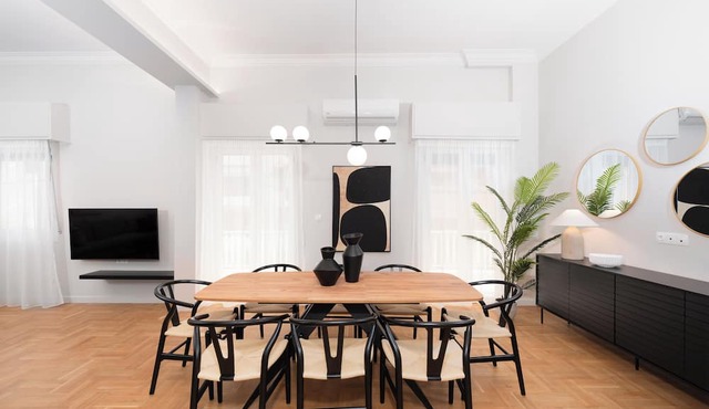 Spacious & Stylish Athens Apartment - Walk To Metro