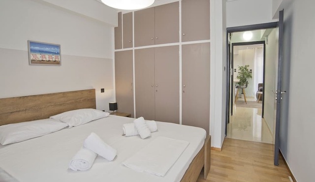 Blue Dream Modern Piraeus Apt, Walk to Beach