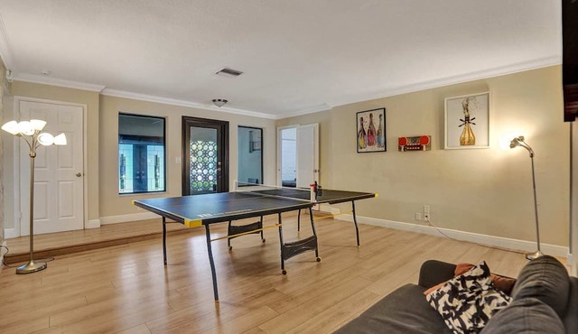 Huge Villa with Heated Pool, Trampoline BBQ Games in Hollywood