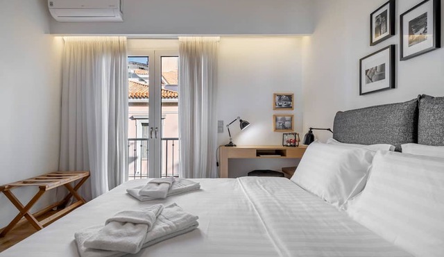 A MINIMAL HAVEN BETWEEN THE ACROPOLIS AND SYNTAGMA