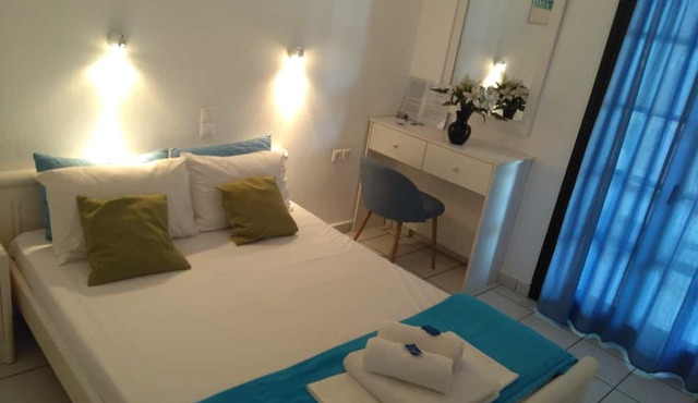Julie's studio in Kokkini Hani, 2 mins walk to beach. Near famous theme parks!