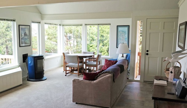 The Dorothy Lou Family Home; short walk to beach, ocean view in Cannon Beach