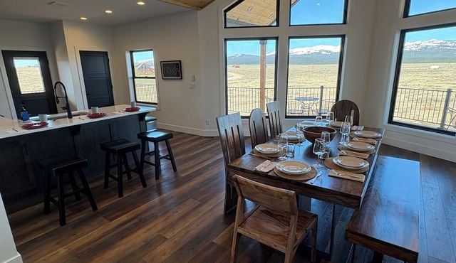 Kestrel Villa+ 5BR + Your Yellowstone Base + Hot Tub + AC + Sled-In/Sled-Out in Island Park