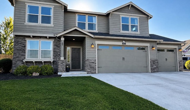 Spacious 4BR Retreat in Redmond/Fire pit Lounge/Mountain Views in Redmond