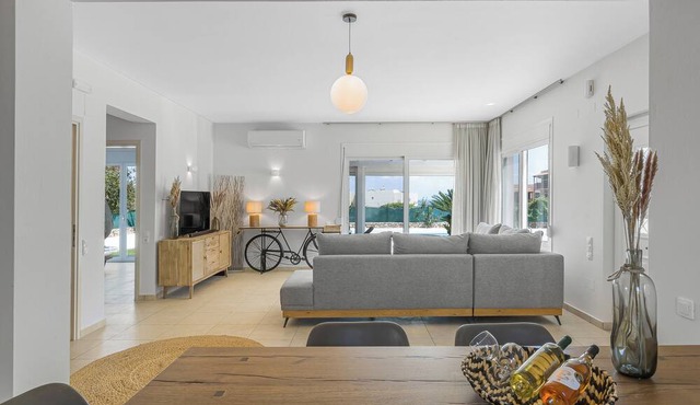 Villa Yiayia: Relaxing by the sea (Heated pool)