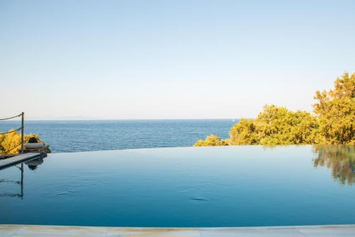 Villa Scorpio,Luxury Seafront Villa with Infinity Pool