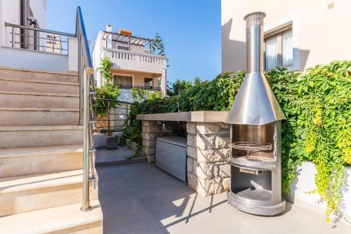 Villa Gagra - Villa by the Sea with a Private Pool