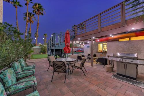 Strip-side Villa, 6 Beds, Pool, Mini Golf, Karaoke in Las Vegas