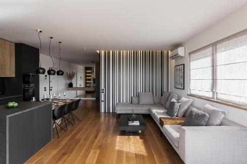5BD 2 Level Beachfront Luxury Apt by the Olon