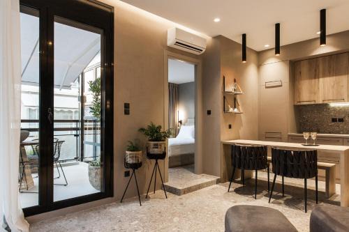 * Boutique Syntagma apartment w/plunge pool *